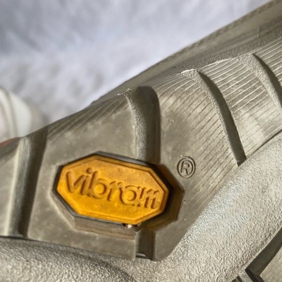 UGG Australia white snow boots 5184 sz 10 - Picture 9 of 11